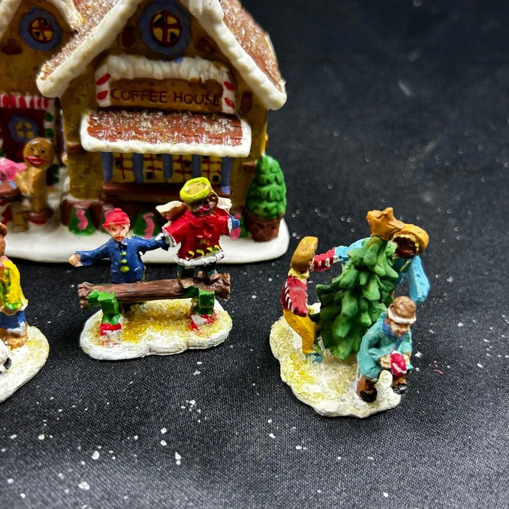 Gingerfrost Lane 2005 Christmas Village Gingerbread Coffee House and Figurines